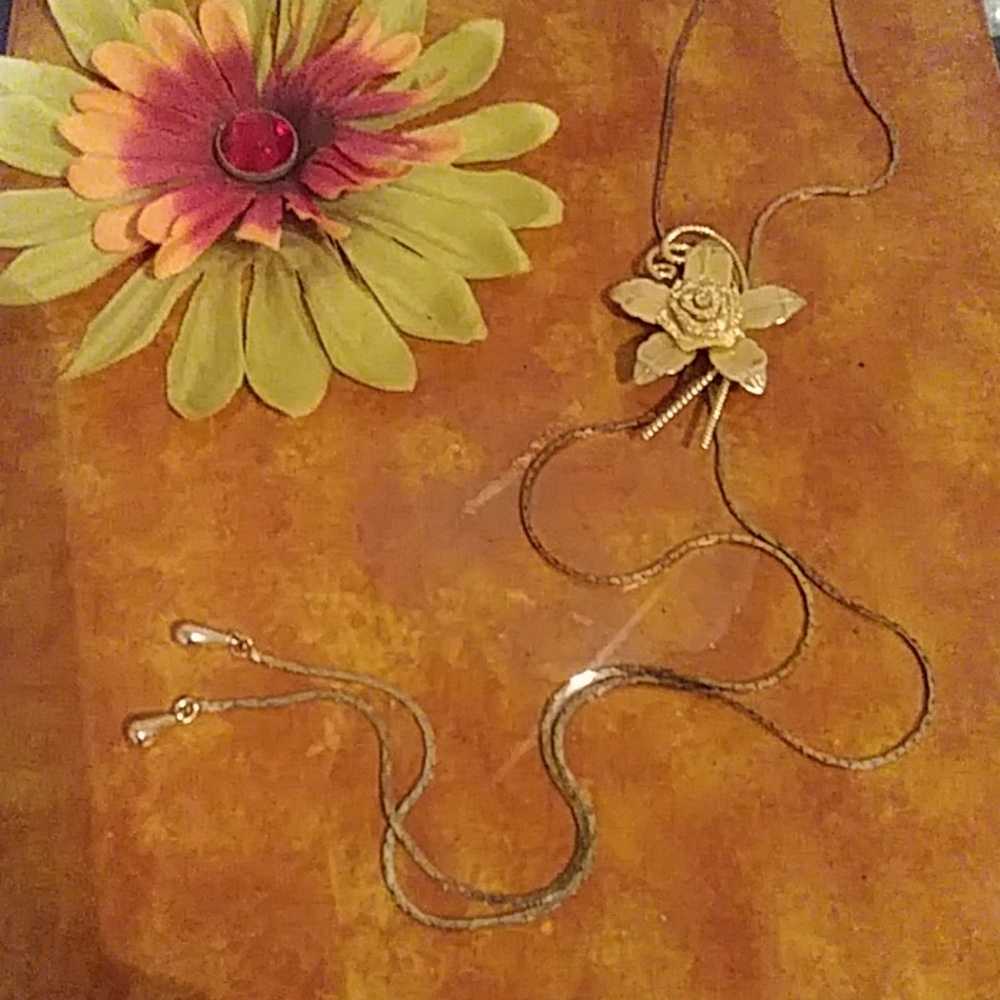 NWT RETRO LOOK ADJUSTABLE GOLD ROSE NECKLACE - Picture 1 of 5